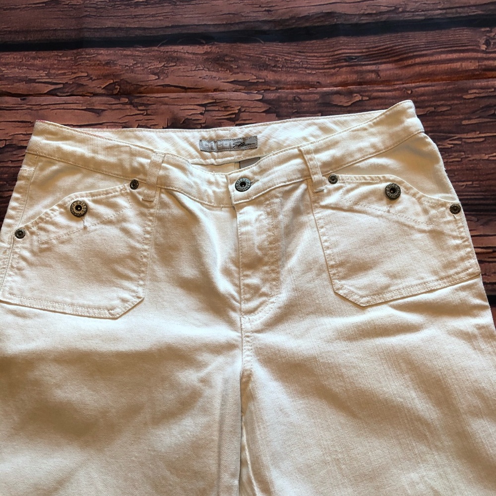 Chico’s Plantinum Capris - Picture 5 of 10